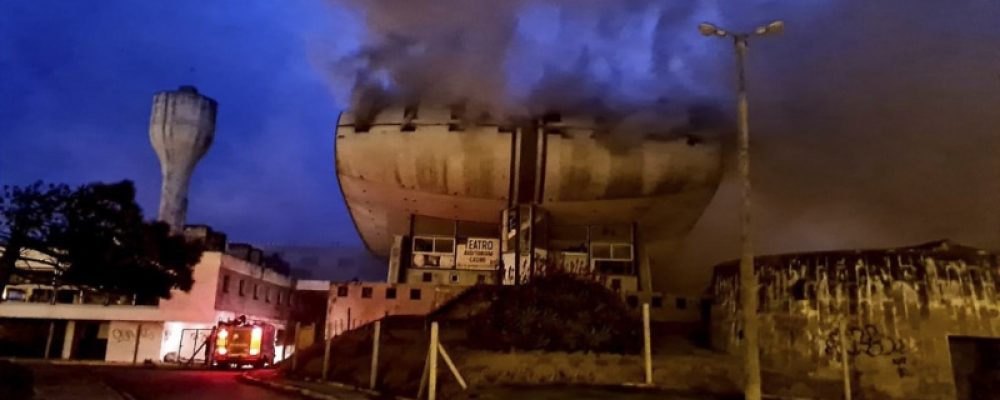 Incendio en una sala teatral del complejo del Casino de Necochea – Télam