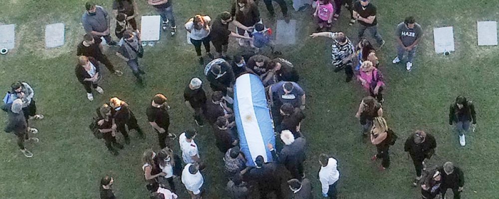 Unos 200 policías custodian el acceso al cementerio donde descansan los restos de Maradona – Télam